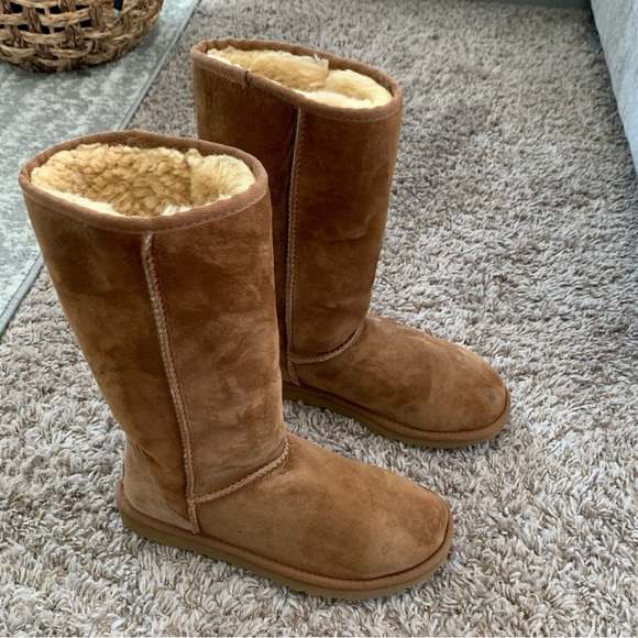 UGG Women's Classic Tall II Boot size 6 Chestnut Sheepskin Insole Suede Outer - Picture 2 of 16
